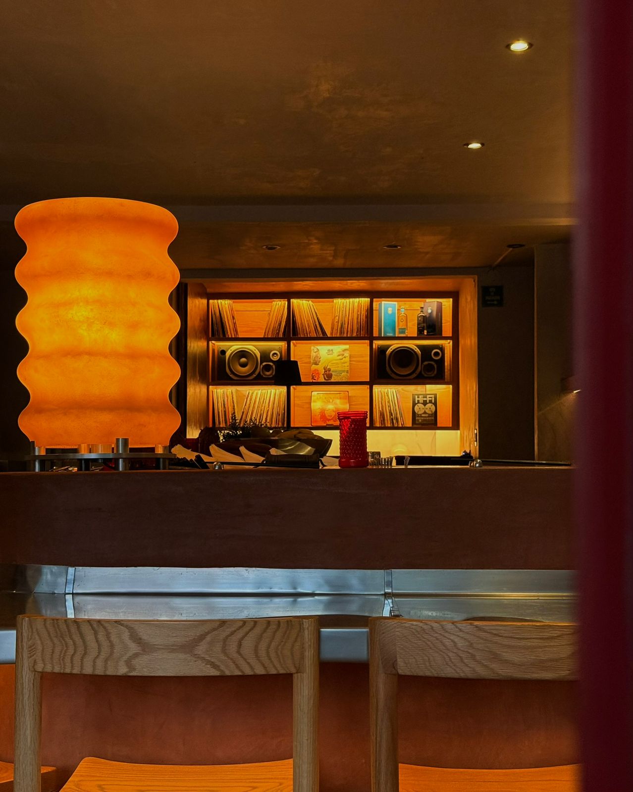 Interior del bar Nudol con vinilos y luz ámbar